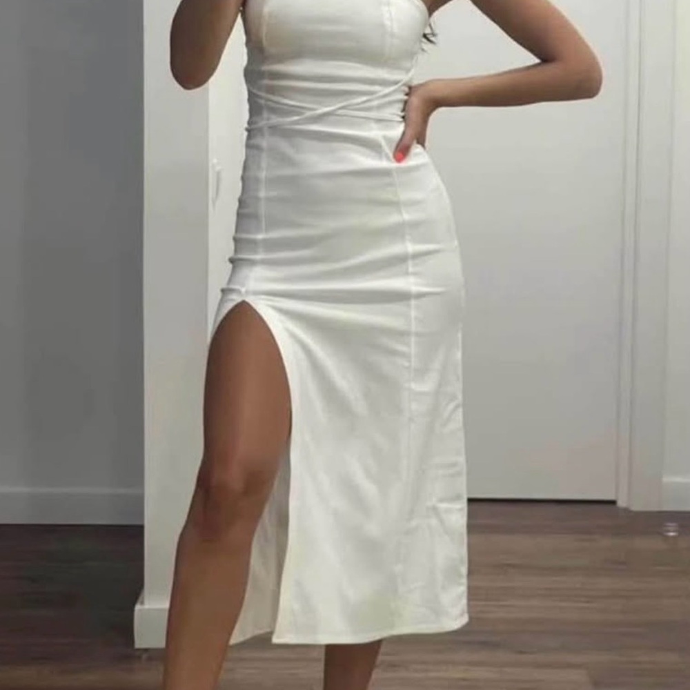 Elegant White Sleeveless Dress